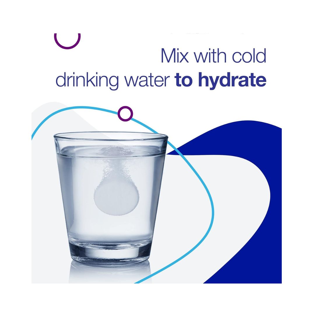 DioraHydrate Electrolyte Tablets – Blackcurrant dissolving in a glass of water