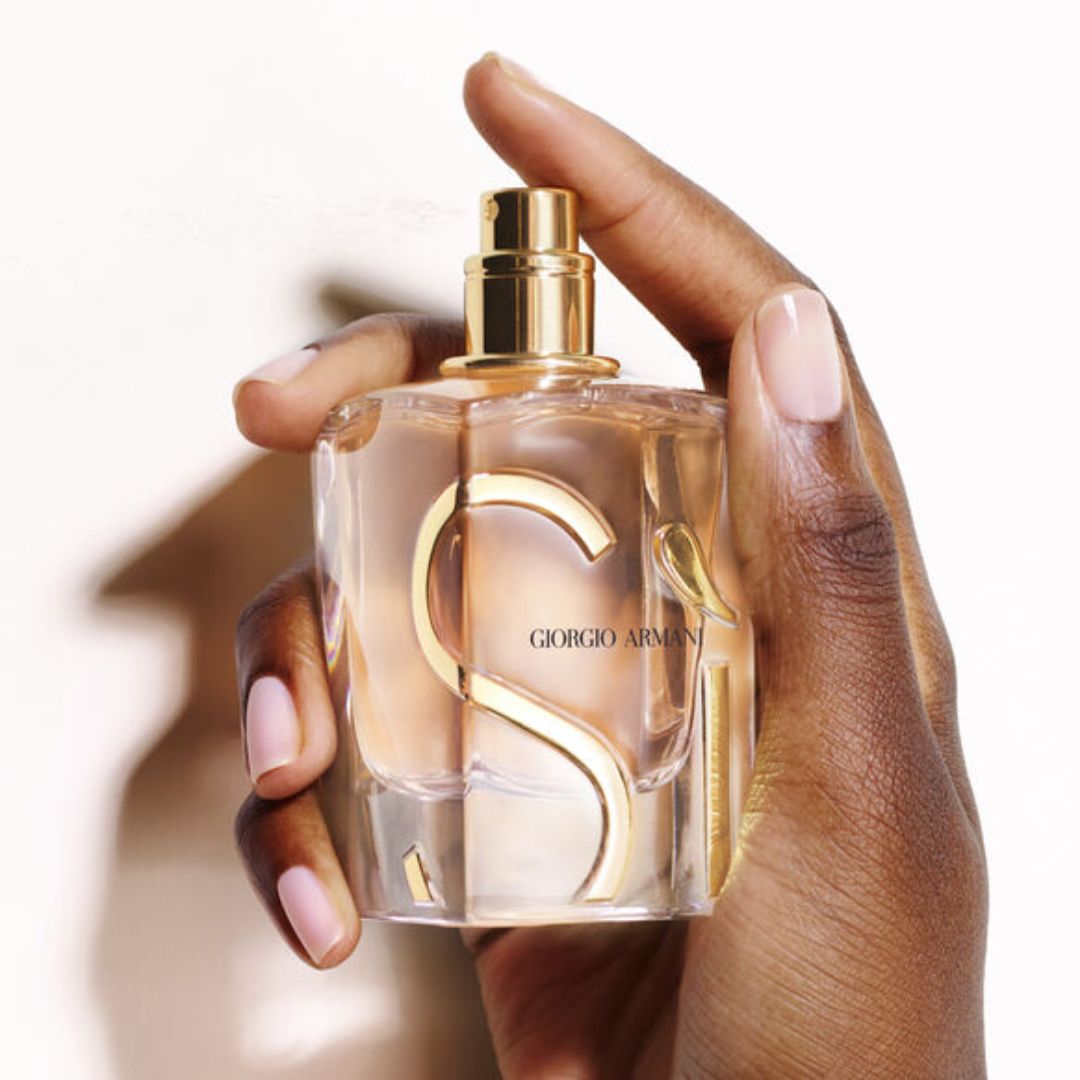 Giorgio Armani Sì Eau de Parfum 50ml being held by a womans hand