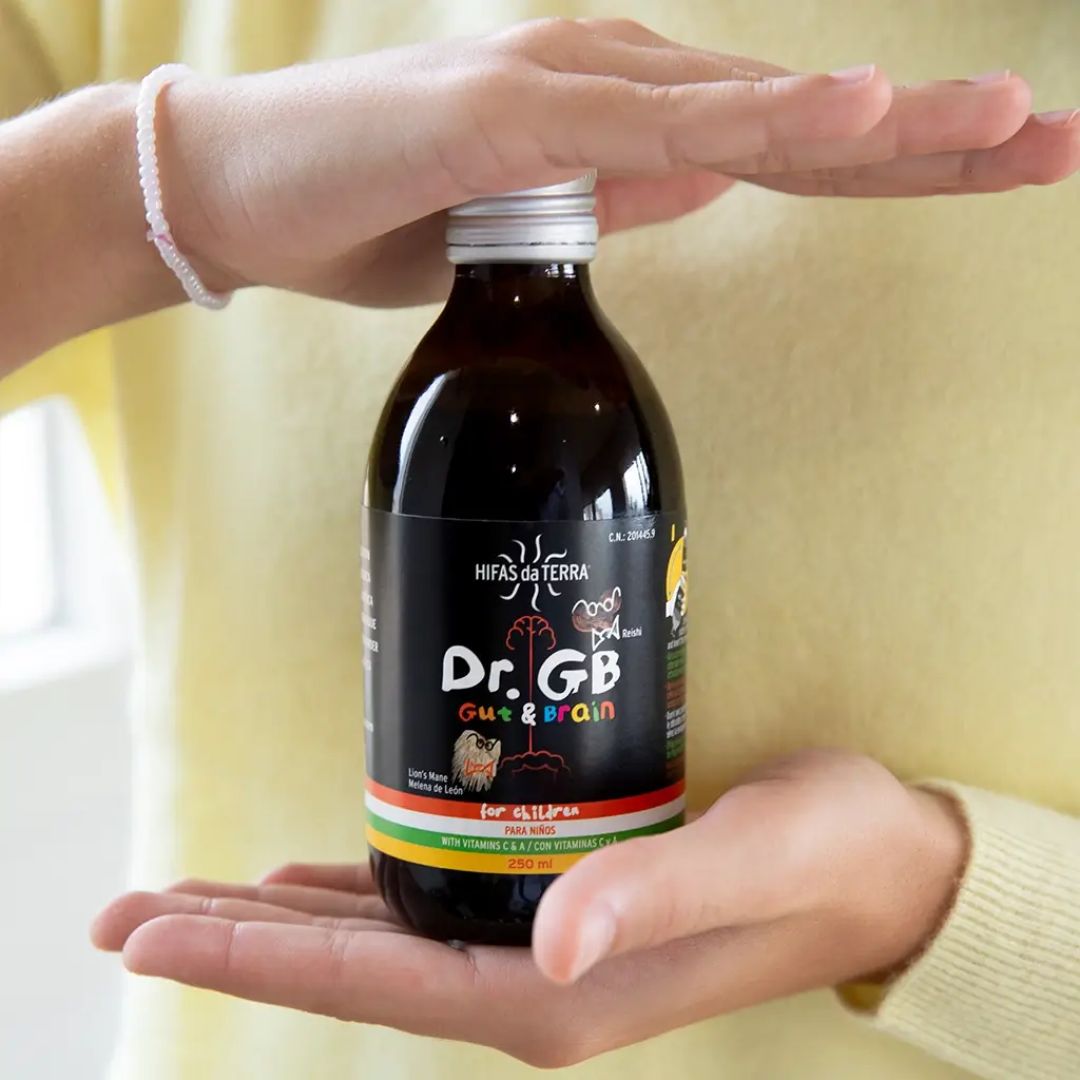Hifas da Terra Dr. GB (Gut & Brain) 250ml being held in a person's hand